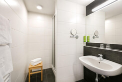 ff5-badezimmer-jufa-hotel-eisenerz-scaled