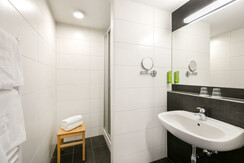 ff5-badezimmer-jufa-hotel-eisenerz-scaled