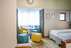 sitzecke-galeriezimmer-jufa-hotel-eisenerz-scaled