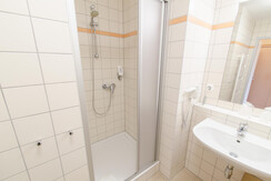 badezimmer-jufa-hotel-fuerstenfeld-sport-resort-du