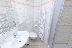 badezimmer-jufa-hotel-fuerstenfeld-sport-resort-wc