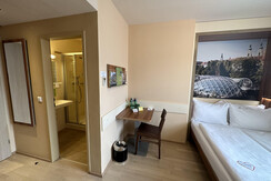 Appartement mit Blick ins Badezimmer