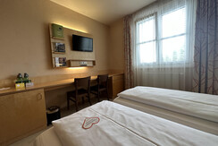 Doppelzimmer mit Fenster