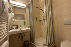 Badezimmer im Dreibettzimmer