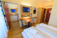 doppelbett-appartement-jufa-hotel-lungau-large-tv-