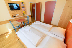 doppelbett-appartement-jufa-hotel-lungau-xlarge-tv