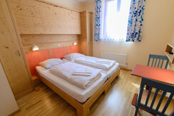 bett-doppelzimmer-jufa-hotel-lungau-fenster-1440x9