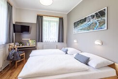 Doppelbett mit Fernseher