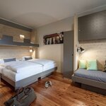 Bild von Dreibettzimmer mit Dusche, WC | © JUFA Hotel Lipizzanerheimat