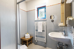 Badezimmer mit Handtuchwärmer