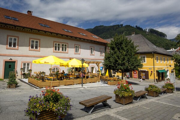 hotelansicht-jufa-hotel-murau-gastgarten-sommer-14 | © JUFA Hotels