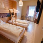 Bild von Dreibettzimmer, Dusche, WC | © JUFA Hotel Murau