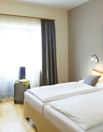 betten-doppelzimmer-jufa-hotel-poellau-bild-tisch | © JUFA Hotel Pöllau | JUFA Hotels | © JUFA Hotel Pöllau