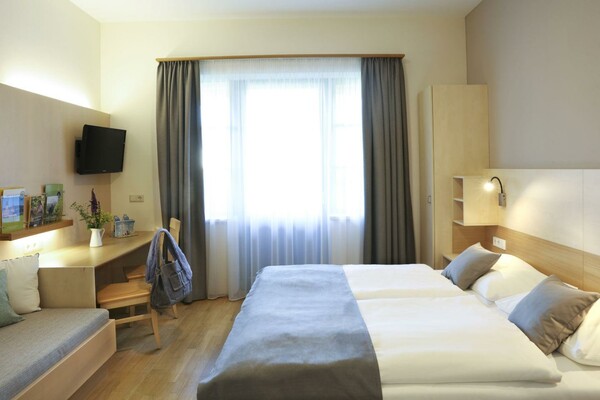 bett-familienzimmer-tv-ff3-jufa-hotel-poellau-1440