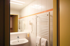 badezimmer-jufa-hotel-planneralm-alpin-resort-heiz