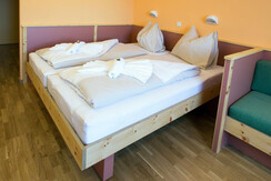 doppelbett-doppelzimmer-jufa-hotel-planneralm-alpi