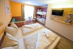 betten-familienzimmer-jufa-hotel-planneralm-alpin-