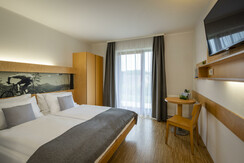zimmer-dz-plus-balkon-terrasse-doppelbett-sitzecke
