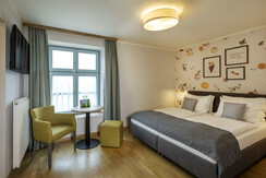 zimmer-app5-doppelbett-sitzecke-tv-jufa-hotel-schi