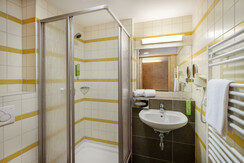zimmer-dz-plus-badezimmer-dusche-waschbecken-jufa-