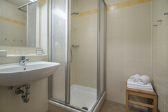 jufa-hotel-schladming-zimmer-ff5-bad-1440x1013