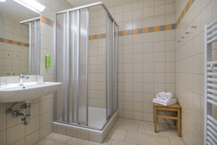 jufa-hotel-schladming-zimmer-ff4-bad-1440x1013