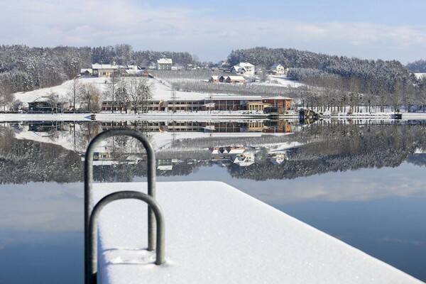 hotelansicht-jufa-hotel-stubenbergsee-see-steg-win | © JUFA Hotels Österreich GmbH