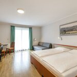 Bild von Dreibettzimmer mit Balkon | © JUFA Hotel Vulkanland Gnas