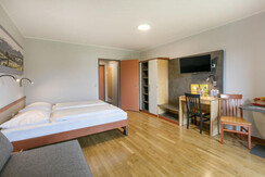 doppelbett-zimmer-ff3-tuer-jufa-hotel-gnas-1440x89