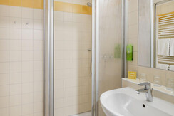 dusche-bad-ff3-jufa-hotel-gnas-1440x2092