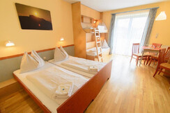 doppelbett_familienzimmer_jufa_hotel_gnas_sport_re