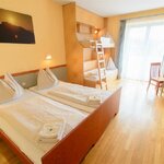 Bild von Vierbettzimmer mit Balkon | © JUFA Hotel Vulkanland Gnas