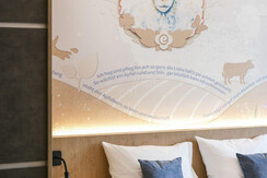 EZ_wandbild-familienzimmer-ff4-jufa-hotel-weiz-hoc