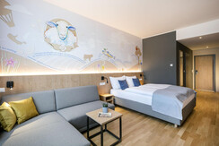 doppelzimmer-bett-couch-seitenansicht-jufa-hotel-w