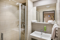 bad-familienzimmer-ff4-waschbecken-jufa-hotel-weiz