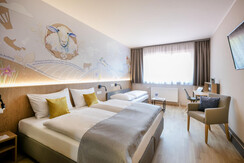 FF3_raumblick-bett-doppelzimmer-jufa-hotel-weiz-sc