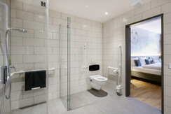 FF3_innenansicht-bad-barrierefrei-familienzimmer-j