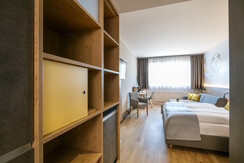 eingang-doppelzimmer-jufa-hotel-weiz