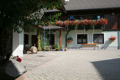 Kanzlerhof, Bad Mitterndorf, house driveway