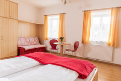 Zweitbettzimmer Weinrot