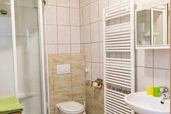 Zweibettzimmer Weinrot / Badezimmer