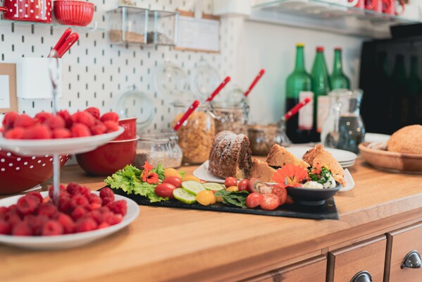 Homemade cake and raspberries for breakfast | © Kleinhofers Himbeernest/The Flow