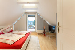 Schlafzimmer mit Doppelbett - Nickel