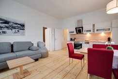 Wohn-/Esszimmer mit Küchenzeile (TOP3)