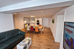 Wohnzi mit Küche u Tisch