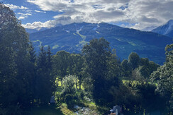 Liegewiese und Tauern von Zimmer aus gesehen