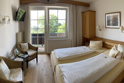 Room with balcony to the garden 04a