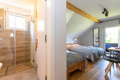 Dreibettzimmer mit Bad und Balkon