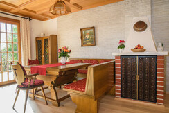 Bauernzimmer mit Bank und Ofen
