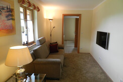 Wohnzimmer, Couch mit Tischlampe